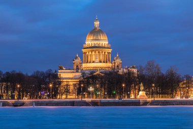 Buz ve kar ve güzel Saint Isaac Katedrali veya ıssaakievskiy Sobor St Petersburg, Rusya soğuk kış akşam veya gece altında Neva nehir