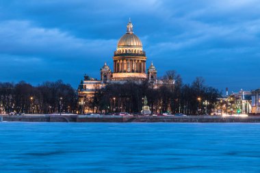 Buz ve kar ve güzel Saint Isaac Katedrali veya ıssaakievskiy Sobor St Petersburg, Rusya soğuk kış akşam veya gece altında Neva nehir