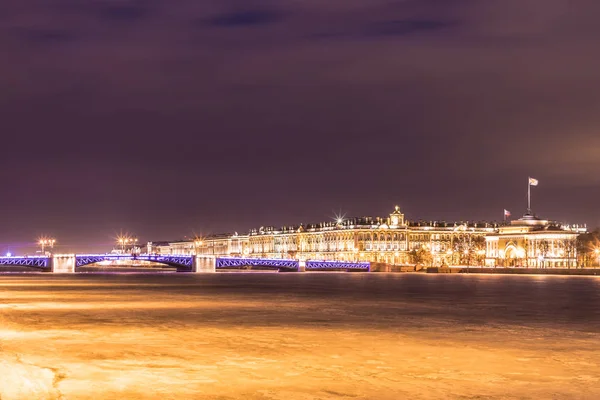 Bellissimo Ponte Sul Fiume Neva San Pietroburgo Russia Tra Piazza — Foto Stock