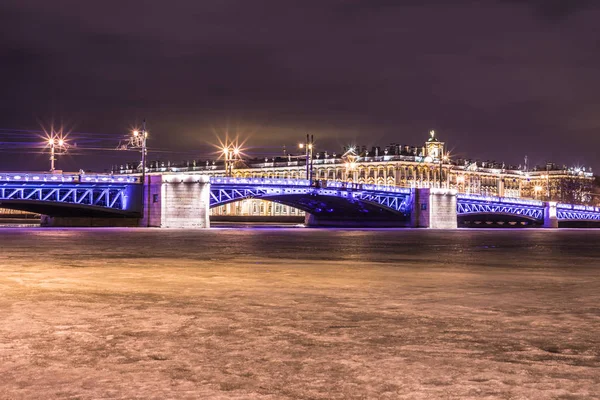 宮殿広場と冬時間でワシリエフ スキー島の間のロシアのサンクトペテルブルクのネヴァ川の美しいパレス ブリッジ 冬宮殿観 — ストック写真