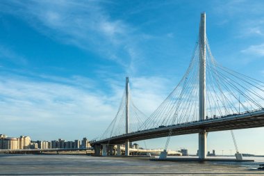 Neva Nehri ağzına net gün içinde daire Otoban yol Köprüsü. Kış manzara nehir bulutlu gökyüzü ve buz ve kar ile kaplı