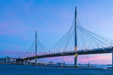 Neva Nehri ağzına güneş battıktan sonra mavi saat içinde daire Otoban yolu köprüsü. Petersburg şehir ve bitiş Körfez binalar gece görünümü