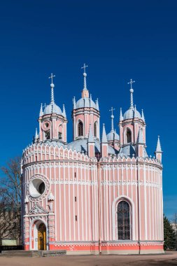 Saint Petersburg, Rusya 'da tek başına kırmızı ve beyaz Chesme Kilisesi açık mavi gökyüzü arka planda güneşli bir gün