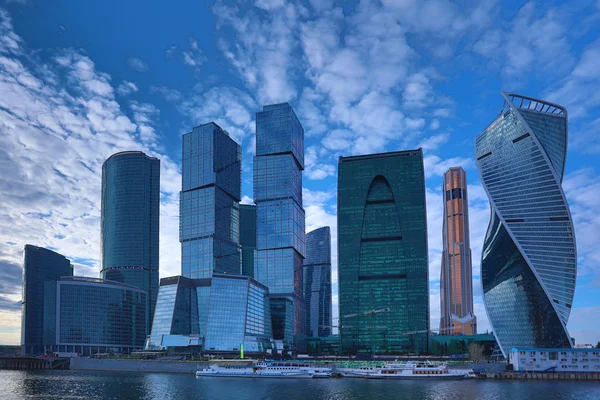 Moskova/ Rusya 19 Nisan 2019: Moskova şehrinin eşsiz gökdeleni, Rusya'nın başkentinin kalbindeki modern ofis merkezi akşam saatlerinde Moskva nehri kıyısında batan güneşin ışınlarıyla