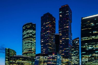 Moskova şehrinin eşsiz gökdelenlerin pencereleri, Moskva nehri kıyısında batan güneş ışınları akşam Moskova'da modern ofis merkezi