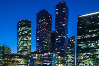 Moskova şehrinin eşsiz gökdelenlerin pencereleri, Moskva nehri kıyısında batan güneş ışınları akşam Moskova'da modern ofis merkezi