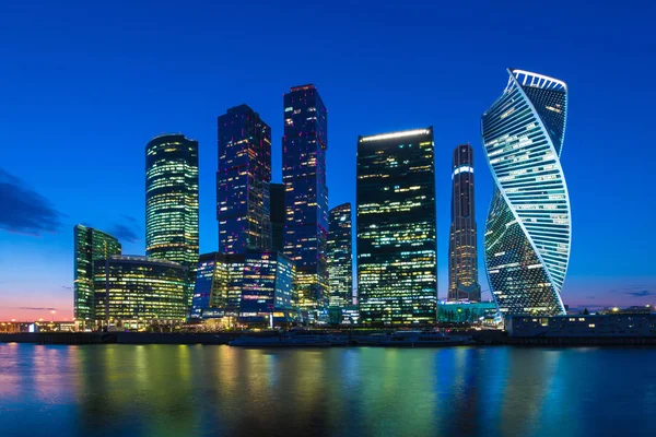 Moskova/ Rusya 19 Nisan 2019: Moskova şehrinin eşsiz gökdeleni, Rusya'nın başkentinin kalbindeki modern ofis merkezi akşam saatlerinde Moskva nehri kıyısında batan güneşin ışınlarıyla