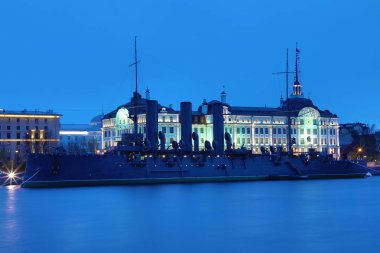 Rus kruvazörü Aurora akşam Saatlerinde Petersburg'da Neva Nehri'nin ağzında Nakhimov Deniz Okulu'nun arka planında. Donanma müzesi ve Büyük Ekim devriminin sembolü ve Petersburg