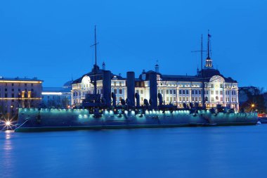 Rus kruvazörü Aurora akşam Saatlerinde Petersburg'da Neva Nehri'nin ağzında Nakhimov Deniz Okulu'nun arka planında. Donanma müzesi ve Büyük Ekim devriminin sembolü ve Petersburg