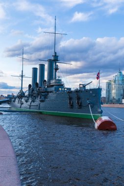 Petersburg, Rusya - 4 Mayıs 2019:Rus kruvazörü Aurora, akşam saatlerinde Nakhimov Deniz Okulu yakınlarındaki Petersburg'da Neva nehri ağzında. Donanma müzesi ve Büyük Ekim devriminin sembolü