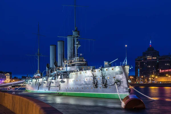Petersburg, Rusya - 4 Mayıs 2019: Akşam saatlerinde Nahhimov Deniz Okulu yakınlarındaki Petersburg'da Neva nehri ağzında Rus kruvazörü Aurora. 
