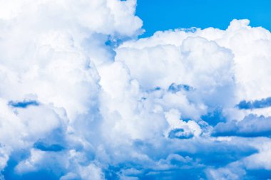 Güneş ışınlarıaltında beyaz ve mavi bulutlar ile canlı gökyüzü veya cennet arka plan