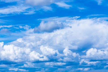 Güneş ışınlarıaltında beyaz ve mavi bulutlar ile canlı gökyüzü veya cennet arka plan