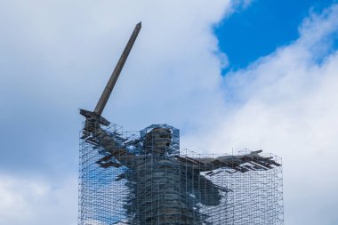 Volgograd, Rusya-Temmuz 21 2019: heykelin yeniden Inşası Anavatan, Volgograd 'daki Mamayev Kurgan 'a, dünyada bir kadının en yüksek heykeline, Stalingrad Savaşı 'nın anıt kompleksine çağrıda bulundu