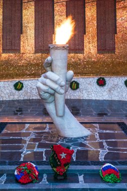 Volgograd, Rusya-Temmuz 21 2019: sonsuz alev ile Mamayev Kurgan asker zafer salonu, Büyük Vatanseverlik Savaşı Anıtı, Ikinci Dünya Savaşı 'nın parçası