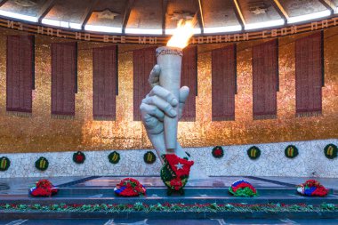 Volgograd, Rusya-Temmuz 21 2019: sonsuz alev ile Mamayev Kurgan asker zafer salonu, Büyük Vatanseverlik Savaşı Anıtı, Ikinci Dünya Savaşı 'nın parçası