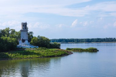 Sıcak güneşli yaz gününde Volgograd kentinde Volga-Don Channel ilk mermi yakın eski deniz feneri veya Beacon