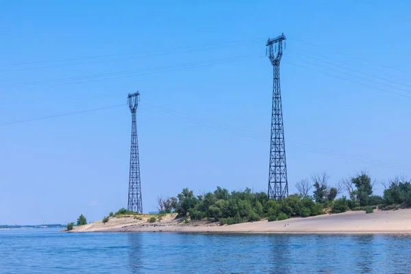 Güneş açık yaz gününde iletim güç hattı veya elektrik iletim hattı ile kum nehir, Volgogad şehir yakın Volga nehirden görünüm