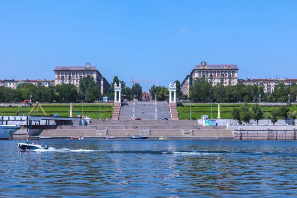 Yaz güneşli bir gün Volga nehrinden merkezi starecase ile şehir-kahraman Volgograd ve dolgu görünümü
