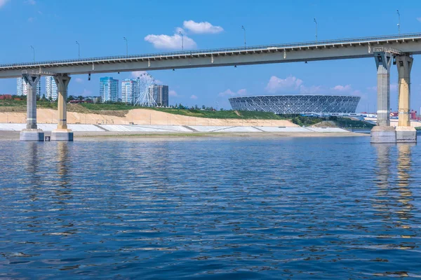 Volgograd, Rusya-Temmuz 21 2019: sıcak açık güneşli yaz gününde Volga Nehrinin suyundan Volgograd 'da ünlü dans Köprüsü ve Volgograd Arena stadyumunda görünüm