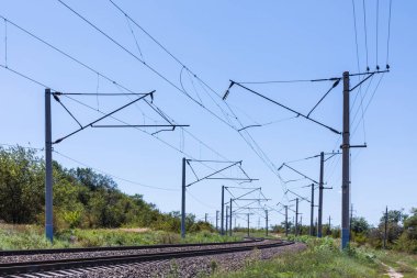 Güneşli havalarda bue gökyüzü ile bozkır veya bozkır demiryolu yaz manzara