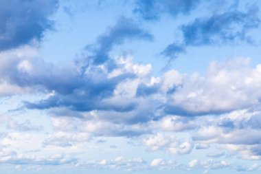 Güneş ışınlarıaltında beyaz ve mavi bulutlar ile canlı gökyüzü veya cennet arka plan