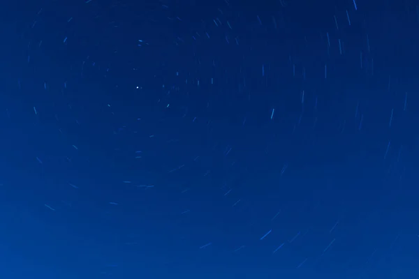 青い夜空に丸い星の軌道や軌道の背景 無限大 宇宙の象徴 — ストック写真