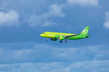 Pulkovo havaalanı Saint Petersburg / Rusya yakınları - 19 Eylül 2020: S7 havayolu şirketinin yan iniş yapan ya da mavi bulutlu gökyüzünün arka planında havalanan uçağı