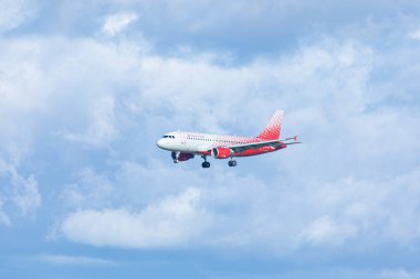 Pulkovo havaalanı Saint Petersburg / Rusya yakınları - 19 Eylül 2020: Rossiya şirketinin yan iniş yapan uçakları veya mavi bulutlu gökyüzünün arka planından havalanan uçakları. Yazı Rusça Rusya demek.