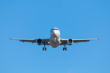 Ön inişten şaseli bir uçak ya da açık mavi gökyüzünün arka planında havalanacak.