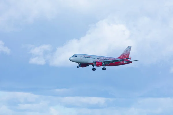 Pulkovo havaalanı Saint Petersburg / Rusya yakınları - 19 Eylül 2020: Rossiya şirketinin yan iniş yapan uçakları veya mavi bulutlu gökyüzünün arka planından havalanan uçakları. Yazı Rusça Rusya demek.