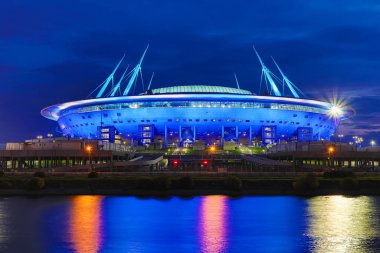 Zenit Arena, Saint Petersburg / Rusya - 3 Ekim 2020: Zenit Arena stadyumu, bulutlu gökyüzünün arka planında, Neva nehri ve Finlandiya körfezi sularından manzara