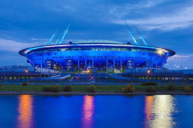 Zenit Arena, Saint Petersburg / Rusya - 3 Ekim 2020: Zenit Arena stadyumu, bulutlu gökyüzünün arka planında, Neva nehri ve Finlandiya körfezi sularından manzara