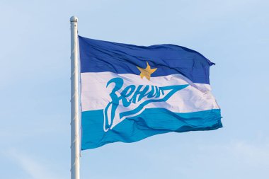 Saint Petersburg / Rusya 'daki Zenit Arena - Ekim 03 2020: Mavi bulutlu gökyüzünün arka planında resmi futbol veya futbol kulübü Zenit bayrağı. Rusça yazıt, Zenit futbol kulübünün adı anlamına gelir