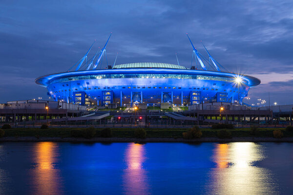 "Зенит Арена" в Санкт-Петербурге / Россия - 3 октября 2020 года: стадион "Зенит Арена" в вечерние сумерки на фоне облачного неба, вид из воды Невы и Финского залива
