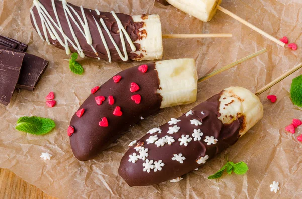 Замороженные Домашние Банановые Хлопья Покрытые Шоколадной Глазурью — стоковое фото