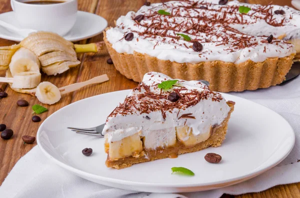 Muz, krema, çikolata, kahve ve şeker ile Banoffee pasta