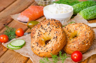 Sandviç yapmak için malzemeler ile ev yapımı simit