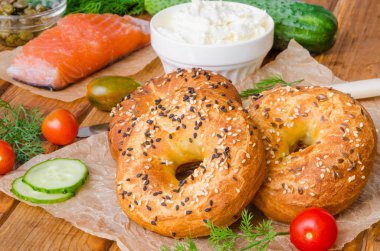 Sandviç yapmak için malzemeler ile ev yapımı simit