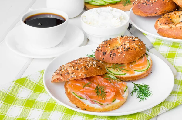 Krem peynir, salatalık ve kahvaltıda somon füme ile ev yapımı simit