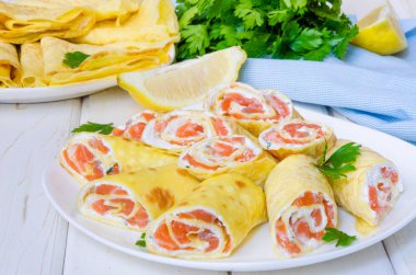 Somon füme, krem peynir ve otlar ile (krep) krep