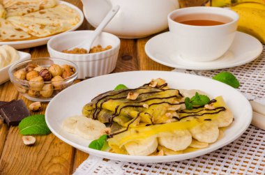 Krep veya çikolatalı krema, muz ve fındık kahvaltıda krep