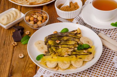 Krep veya çikolatalı krema, muz ve fındık kahvaltıda krep