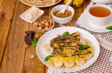 Krep veya çikolatalı krema, muz ve fındık kahvaltıda krep