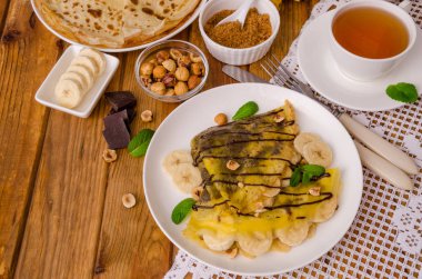 Krep veya çikolatalı krema, muz ve fındık kahvaltıda krep