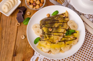 Krep veya çikolatalı krema, muz ve fındık kahvaltıda krep