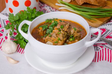 geleneksel Rus ve Ukraynalı Pancar çorbası domuz kaburga ile