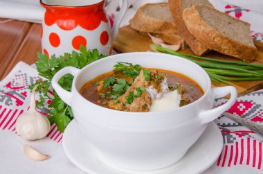 geleneksel Rus ve Ukraynalı Pancar çorbası domuz kaburga ile