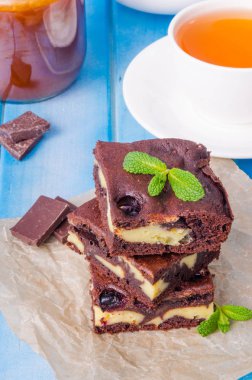 Peynirli kek kek kuş üzümü ve karamel sos ile