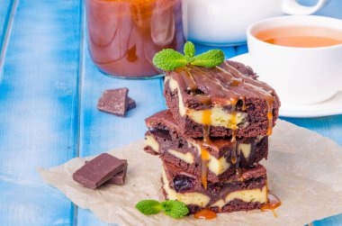 Peynirli kek kek kuş üzümü ve karamel sos ile